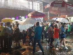 Hujan Deras Turun, Calon Penonton Shawn Mendes Kocar-kacir