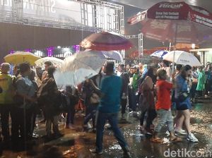 Hujan Deras Turun, Calon Penonton Shawn Mendes Kocar-kacir Hujan Deras Turun, Calon Penonton Shawn Mendes Kocar-kacir