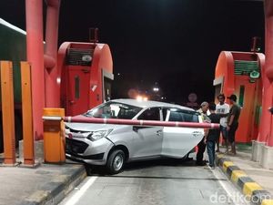 Aksi Bak di Film Action, Sopir Truk Seruduk Perampok di Tol