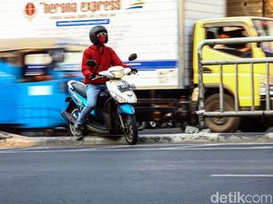 Duh, Demi Putar Balik Pemotor Nekat Hajar Pembatas Jalan