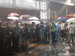 Teriak-teriak Lucu Terobos Hujan Jelang Konser Shawn Mendes