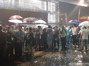 Teriak-teriak Lucu Terobos Hujan Jelang Konser Shawn Mendes Teriak-teriak Lucu Terobos Hujan Jelang Konser Shawn Mendes