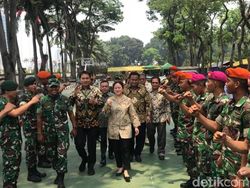 Saat Puan Semangati Personel TNI-Polri yang Amankan Gedung DPR