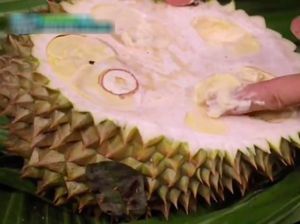 Kocak Abis! Cara Orang Korea Makan Durian Ini Bikin Geleng-geleng Kepala