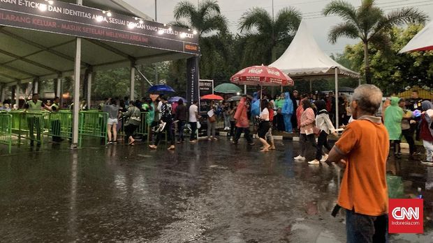 Konser Shawn Mendes di Sentul Disambut Hujan