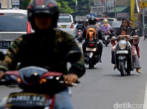 Viral Balita Bonceng Motor Sambil Tidur di Tangki, Polisi Beri Imbauan