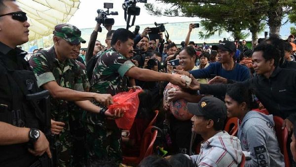 Panglima TNI Bagikan Nasi Bungkus ke Pengungsi Wamena