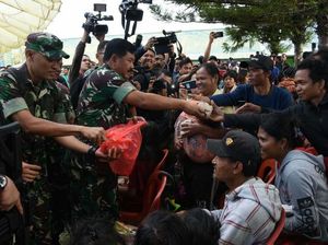 Panglima TNI Bagikan Nasi Bungkus ke Pengungsi Wamena