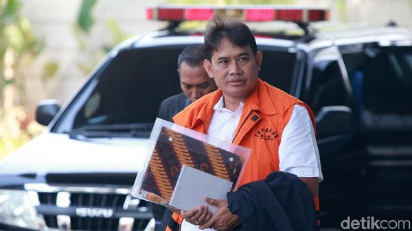 Berompi Tahanan, Direktur PTPN III Kembali Diperiksa KPK