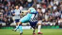 Mendampingi Abraham di depan adalah penyerang Brighton Aaron Connolly. Penyerang 19 tahun ini mengacak-acak pertahanan Tottenham Hotspur yang digalang Jan Vertonghen dan Toby Alderweireld lalu mencetak dua gol. (Foto: Bryn Lennon/Getty Images)