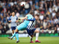 Mendampingi Abraham di depan adalah penyerang Brighton Aaron Connolly. Penyerang 19 tahun ini mengacak-acak pertahanan Tottenham Hotspur yang digalang Jan Vertonghen dan Toby Alderweireld lalu mencetak dua gol. (Foto: Bryn Lennon/Getty Images)