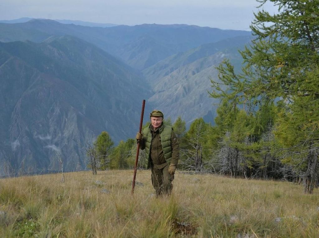 Rayakan Ultah ke-67, Putin Nanjak Gunung di Siberia Sembari Petik Jamur
