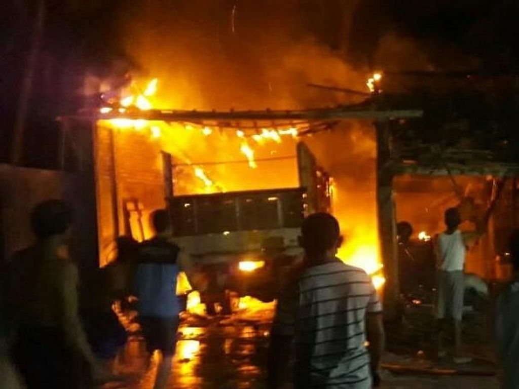 13 Rumah di Bagansiapiapi Terbakar, 2 Mayat Ditemukan Terpanggang 13 Rumah di Bagansiapiapi Terbakar, 2 Mayat Ditemukan Terpanggang