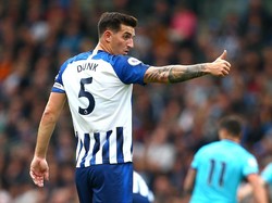 Lewis Dunk menggalang pertahanan Brighton untuk membendung Harry Kane cs. Hasilnya adalah cleansheet dan kemenangan telak 3-0. (Foto: Charlie Crowhurst/Getty Images)