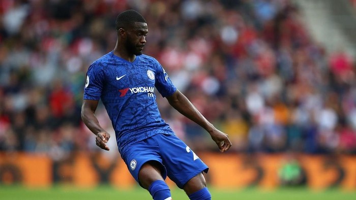 SOUTHAMPTON, ENGLAND - OCTOBER 06:  Fikayo Tomori of Chelsea passes the ball during the Premier League match between Southampton FC and Chelsea FC at St Marys Stadium on October 06, 2019 in Southampton, United Kingdom. (Photo by Julian Finney/Getty Images)