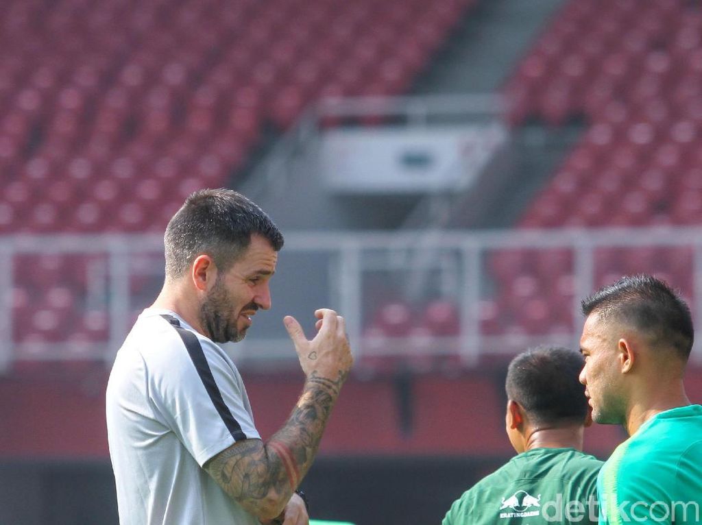 Melawan UEA, Simon McMenemy Realistis Melawan UEA, Simon McMenemy Realistis