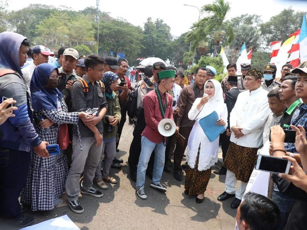 Saat Bupati Serang Temui Demonstran untuk Jawab Semua Tuntutan Saat Bupati Serang Temui Demonstran untuk Jawab Semua Tuntutan