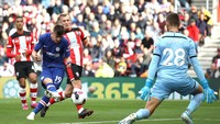 Satu posisi terakhir di lini tengah diisi oleh Mason Mount. Ia bikin satu gol saat Chelsea menang 4-1 atas Southampton, menambah koleksi golnya menjadi empat dari delapan penampilan di Liga Inggris musim ini. (Foto: Bryn Lennon/Getty Images)