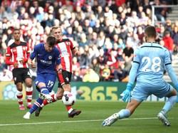 Satu posisi terakhir di lini tengah diisi oleh Mason Mount. Ia bikin satu gol saat Chelsea menang 4-1 atas Southampton, menambah koleksi golnya menjadi empat dari delapan penampilan di Liga Inggris musim ini. (Foto: Bryn Lennon/Getty Images)