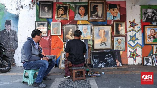 Meski pesanan lukisan tak tentu, namun ada saja yang memesan sambil menunggu selesai lukisan potret. CNNIndonesia/Safir Makki