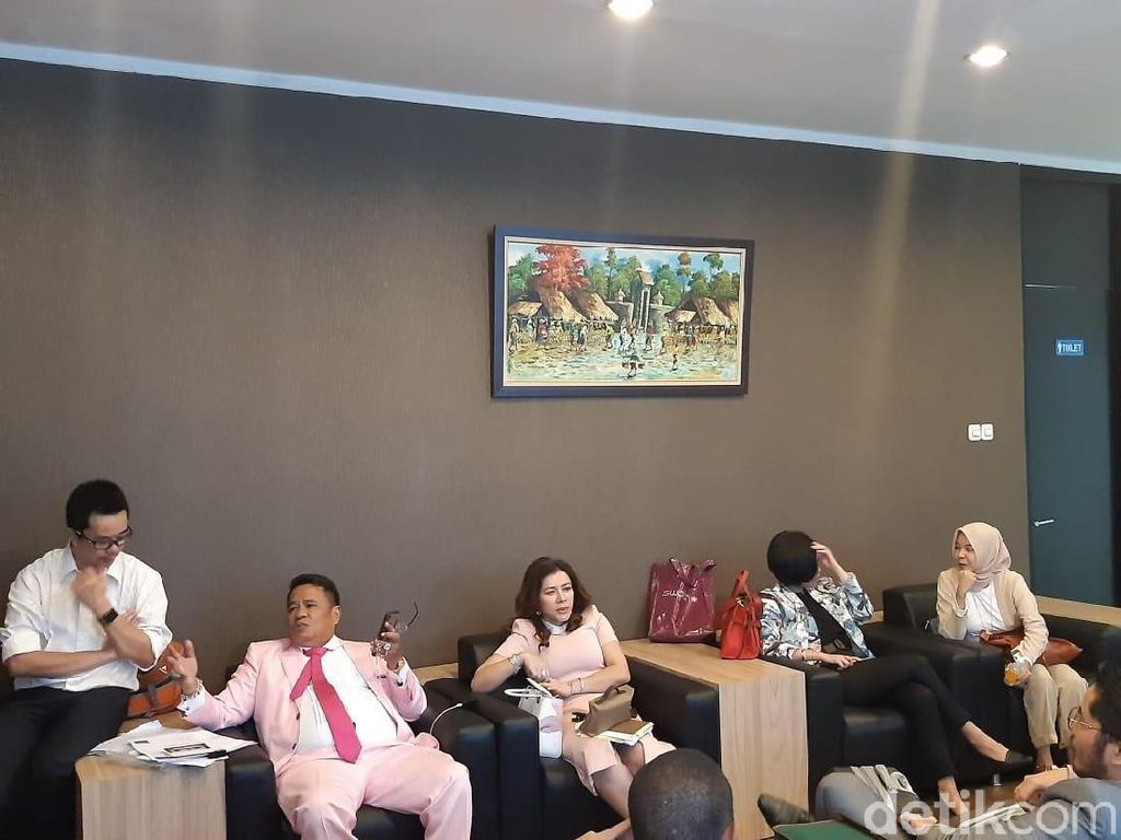 Berjas Pink, Hotman Paris Jadi Pembela Grab di Sidang KPPU Berjas Pink, Hotman Paris Jadi Pembela Grab di Sidang KPPU