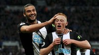 Matthew Longstaff menjalani debut istimewa bareng Newcastle United di St James Park akhir pekan lalu. Ia mencetak gol di hadapan pendukungnya sendiri untuk mengantar tim menang tipis 1-0 atas Manchester United. Lebih spesial lagi, ia berduet dengan sang kakak, Sean Longstaff di lini tengah. (Foto: Ian MacNicol/Getty Images)