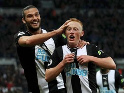 Matthew Longstaff menjalani debut istimewa bareng Newcastle United di St James Park akhir pekan lalu. Ia mencetak gol di hadapan pendukungnya sendiri untuk mengantar tim menang tipis 1-0 atas Manchester United. Lebih spesial lagi, ia berduet dengan sang kakak, Sean Longstaff di lini tengah. (Foto: Ian MacNicol/Getty Images)