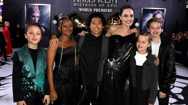 LOS ANGELES, CALIFORNIA - SEPTEMBER 30: (L-R) Shiloh Nouvel Jolie-Pitt, Vivienne Marcheline Jolie-Pitt, Angelina Jolie, Zahara Marley Jolie-Pitt and Knox LÃ©on Jolie-Pitt attend the World Premiere of Disney's â€œMaleficent: Mistress of Evil