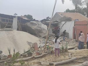 7 Rumah dan Sekolah di Purwakarta Rusak Dihujani Batu Raksasa 7 Rumah dan Sekolah di Purwakarta Rusak Dihujani Batu Raksasa