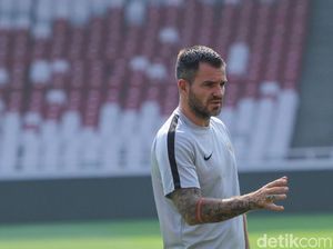 Sempat Ngambek Dipecat Lewat Sosmed, Simon Dampingi Timnas di Malaysia