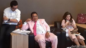 Nyentrik! Pakai Jas Pink, Hotman Paris Sambangi KPPU