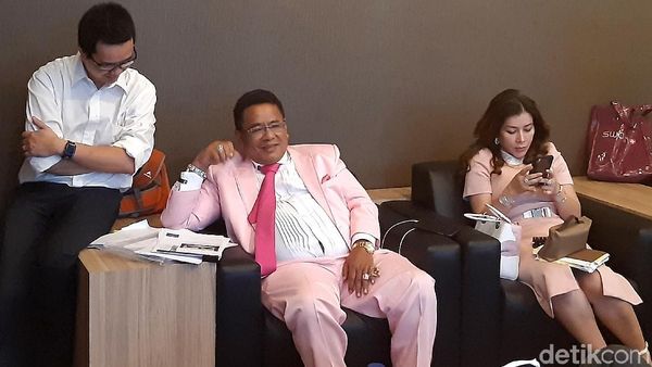 Nyentrik! Pakai Jas Pink, Hotman Paris Sambangi KPPU