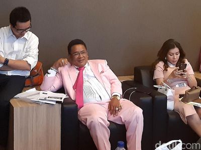 Nyentrik! Pakai Jas Pink, Hotman Paris Sambangi KPPU