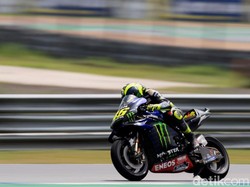 Sempat Posisi 1 dan Tercecer, Rossi Sebut Motornya Kurang Kencang