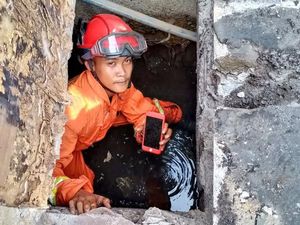 Selamatkan HP Tercebur, Damkar Bongkar dan Sampai Rela Masuk Got