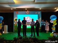 Simbolis kerjasama Cussons dan CT Arsa Foundation, yang diwakili Gatot Murti, General Manager CT Arsa Foundation.