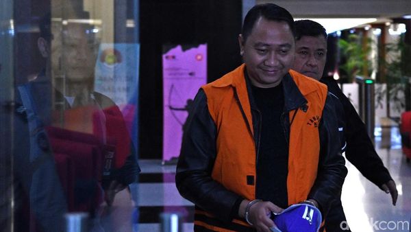 Ekspresi Bupati Lampung Utara Saat Berompi Tahanan KPK