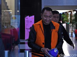 Ekspresi Bupati Lampung Utara Saat Berompi Tahanan KPK