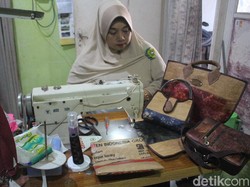 Berkah Daur Ulang Kantong Semen, Wanita Asal Sidoarjo Ini Raup Untung