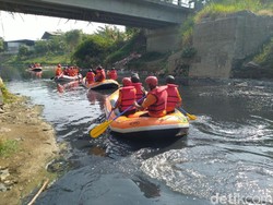 Bupati Bogor Telusuri Sungai Cileungsi, Temui Ikan Mati-Sampah Plastik