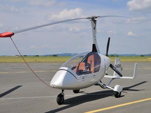 Kisah Keliling Dunia Pakai Helikopter Mini, Nyaris Tersambar Petir
