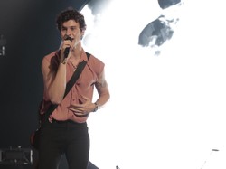 Heboh Shawn Mendes Tolak Selfie dengan Fans, Awkarin Membela