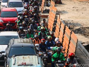Polemik Pelebaran Trotoar di Jakarta Polemik Pelebaran Trotoar di Jakarta