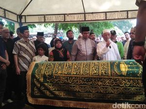 Anies Melayat dan Salatkan Bibinya yang Wafat karena Serangan Jantung