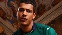 Kostum anyar tersebut akan memiliki latar belakang pola Renaissance, sementara desain lambang tim dan Puma menggunakan warna emas. (Foto: Instagram @pumafootball)
