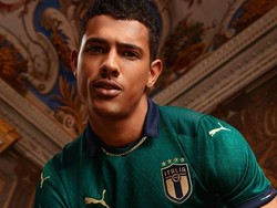 Kostum anyar tersebut akan memiliki latar belakang pola Renaissance, sementara desain lambang tim dan Puma menggunakan warna emas. (Foto: Instagram @pumafootball)