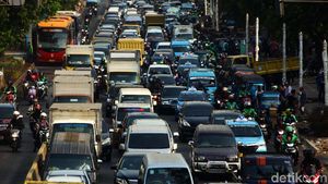 Ada Proyek Pelebaran Trotoar, Kemacetan di Kramat Raya Menggila