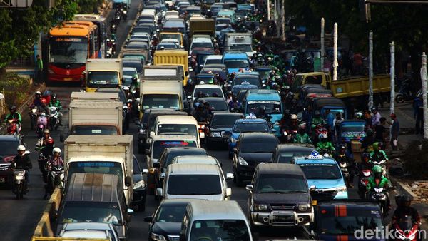 Ada Proyek Pelebaran Trotoar, Kemacetan di Kramat Raya Menggila