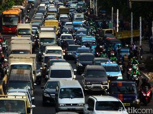 Ada Proyek Pelebaran Trotoar, Kemacetan di Kramat Raya Menggila
