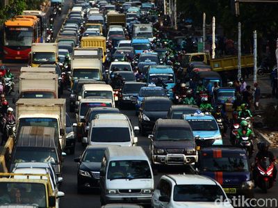 Ada Proyek Pelebaran Trotoar, Kemacetan di Kramat Raya Menggila